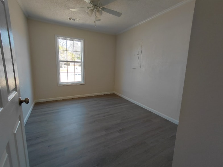 Building Photo - 211 Crakston Ct