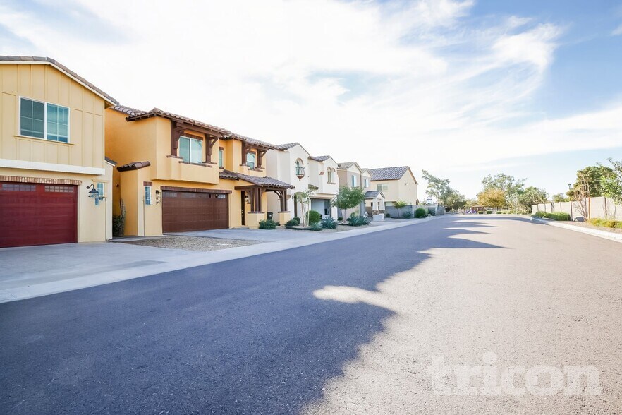 Building Photo - 1349 N Parkcrest