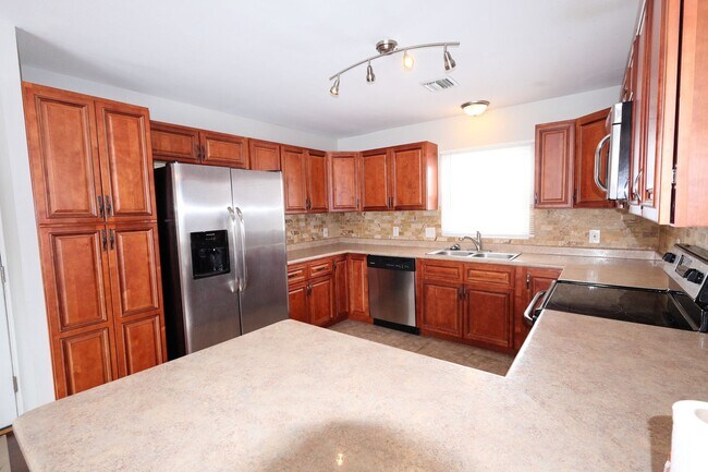 Building Photo - Beautiful 4 Bed 2 Bath w/2 Car Garage