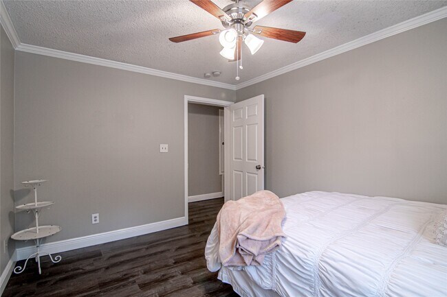 Building Photo - 162 Varsity Dr