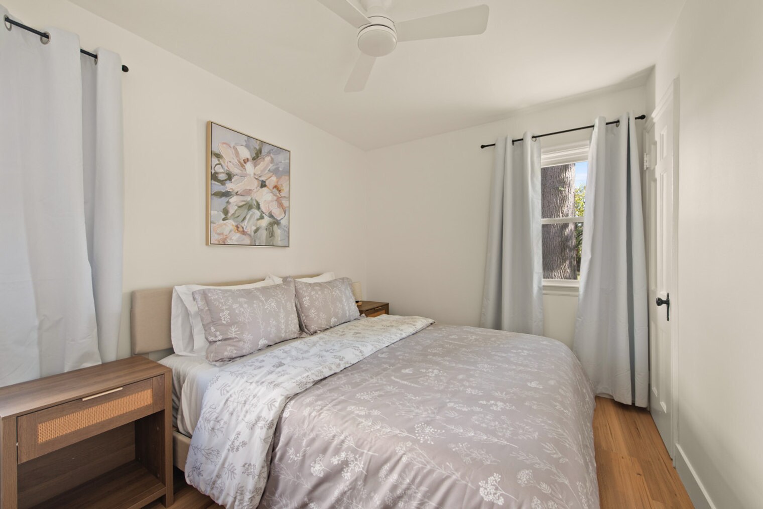 Building Photo - 611 E 260th St