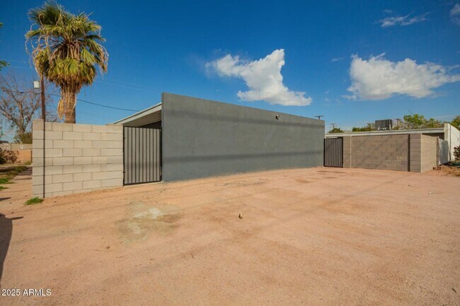 Building Photo - 2-bedroom, 1-bath duplex by ASU