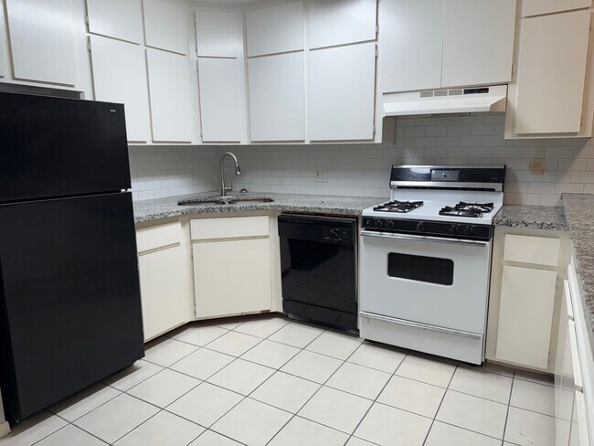 Building Photo - 400 W Texas Ave