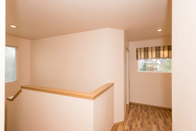 Building Photo - 4 Bedroom 2.5 Bath Home in Puyallup