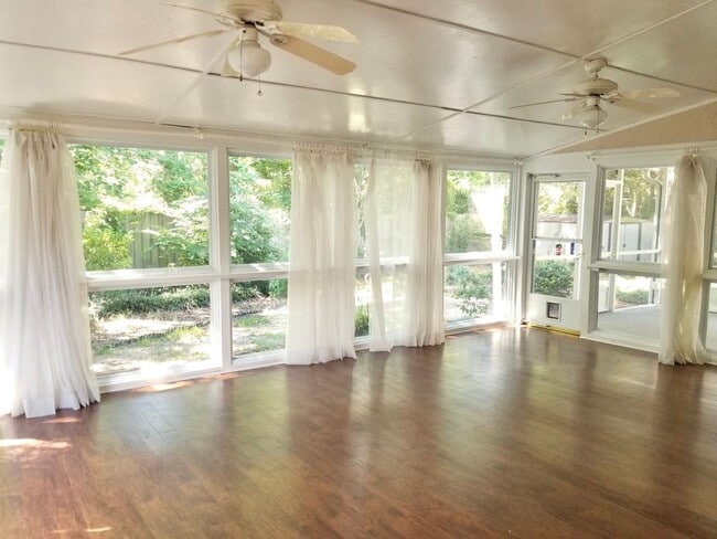 Building Photo - Charming 4 Bedroom Home in Center Lake Sub...