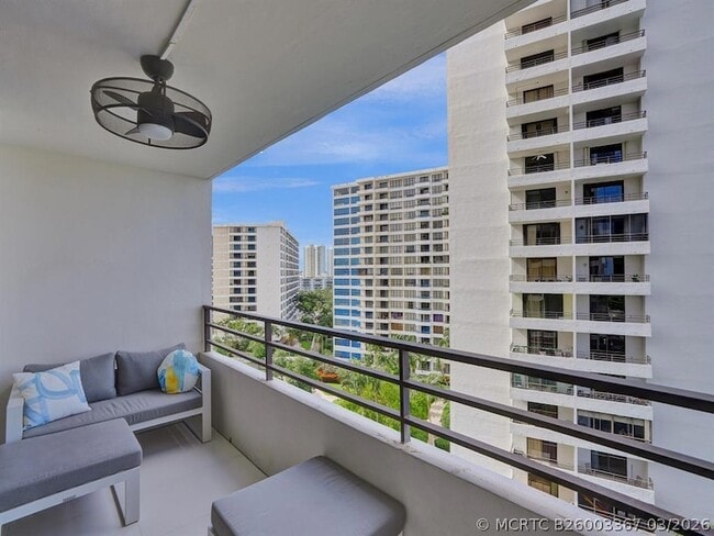 Building Photo - 2500 Parkview Dr