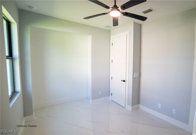 Building Photo - 2401-2403 Matena Ave S