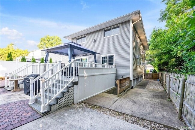 Building Photo - 49 Neulist Ave