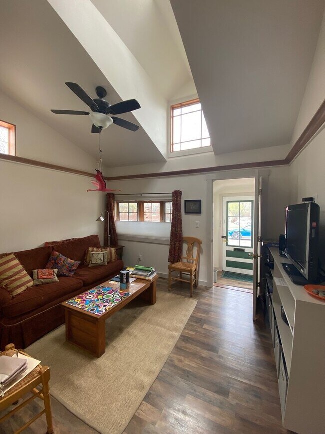 Building Photo - Furnished One Bedroom plus Office One Bath Seasonal Rental in Downtown Glenwood Springs