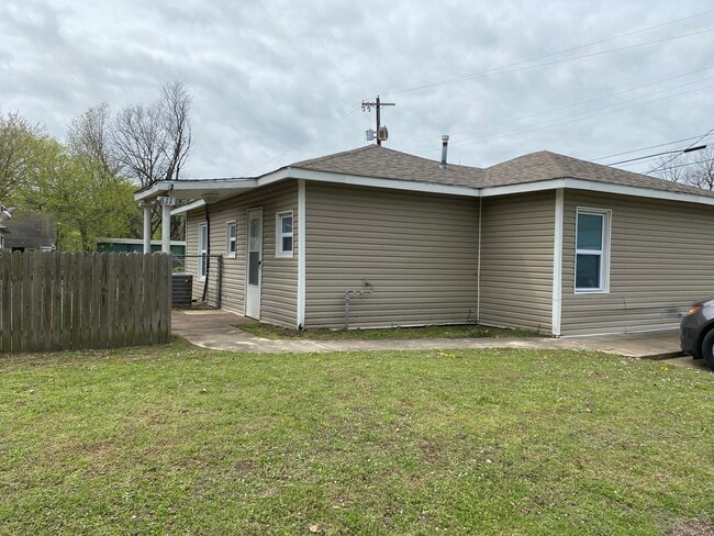 Building Photo - 611 Fredonia St