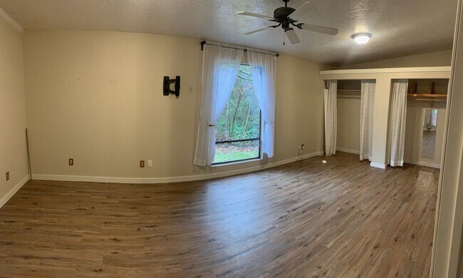 Building Photo - $2,000 - Three Bedrooms, One Full Bath Ren...