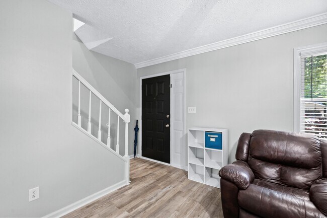 Building Photo - 715 Pine Dr