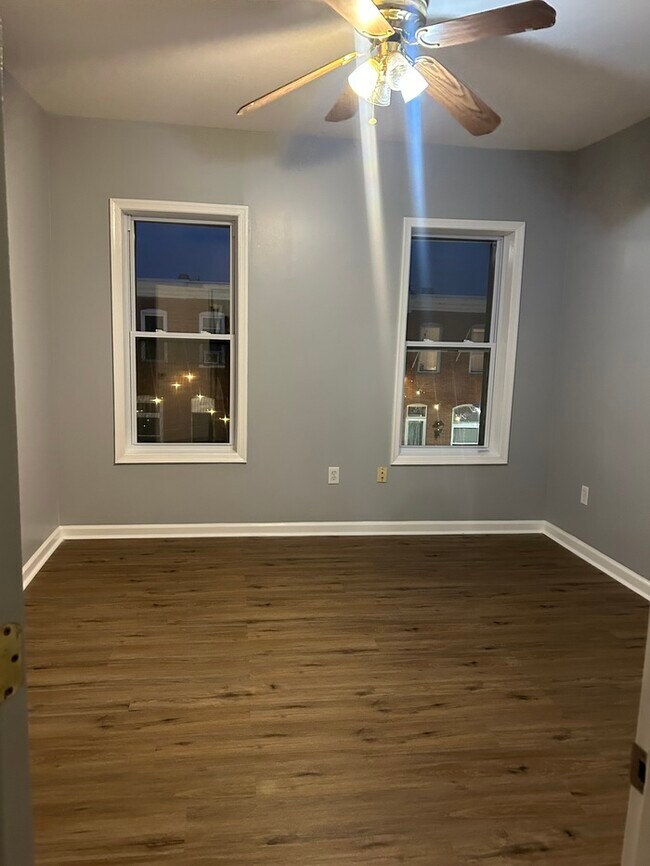 Building Photo - 2 Bedroom Plus Den 2.5 Bathrooms