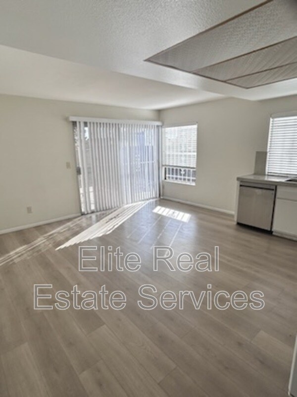 Building Photo - 3110 Manos Dr