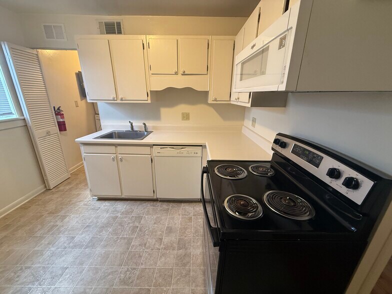 Building Photo - 425 S Church St