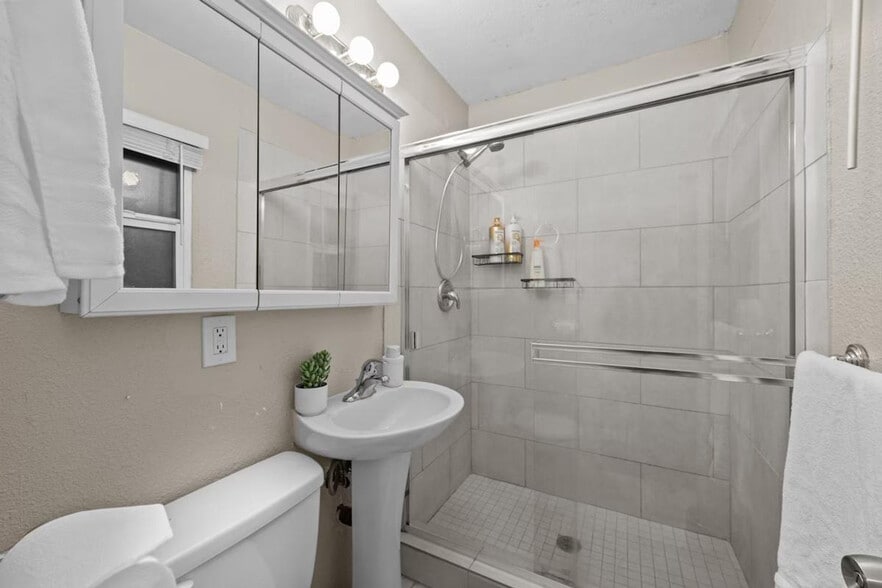 Building Photo - 233 28th St