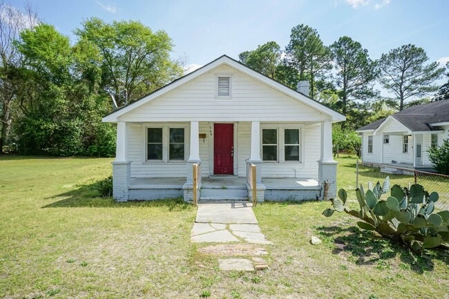 Building Photo - Three bedroom Home!