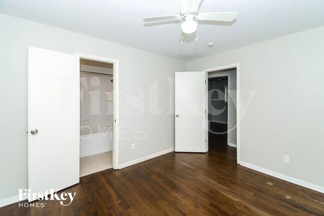 Building Photo - 302 Woodstock Dr SW