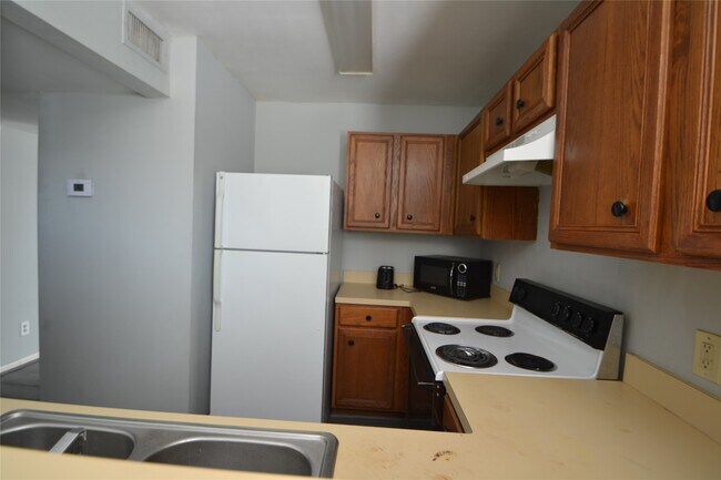 Building Photo - 304 Dell Ct