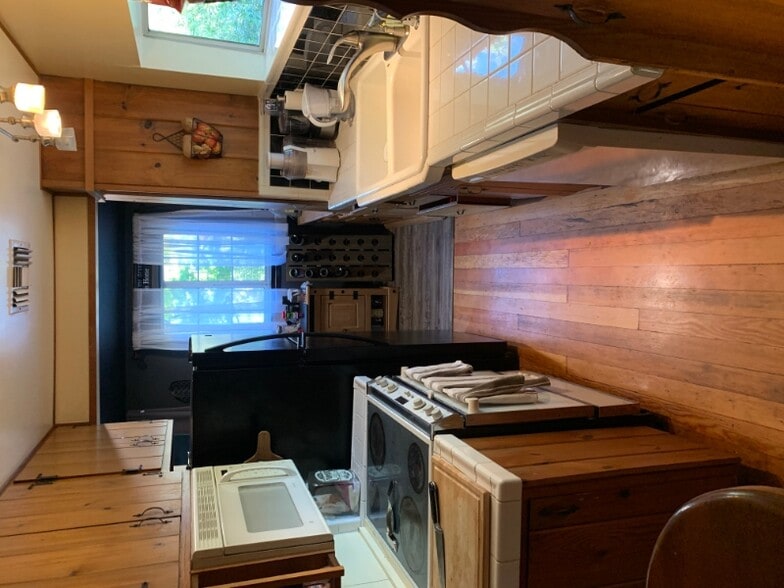 Building Photo - 1872 Seminole Dr