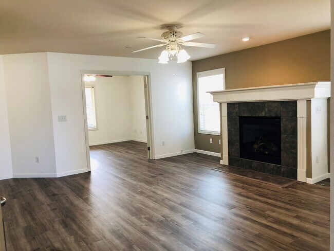 Building Photo - Lovely DuPont home, 3 beds, 2.5 baths