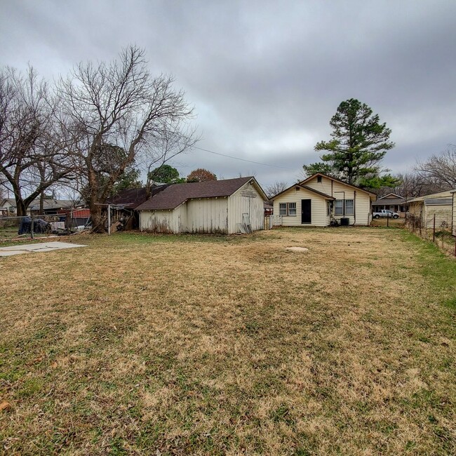 Building Photo - 3 Bedroom 1 Bath Home In Shawnee