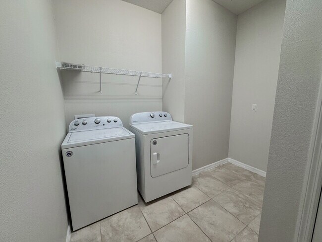 Building Photo - Gorgeous 4 bedroom 2 bath home in luxuriou...