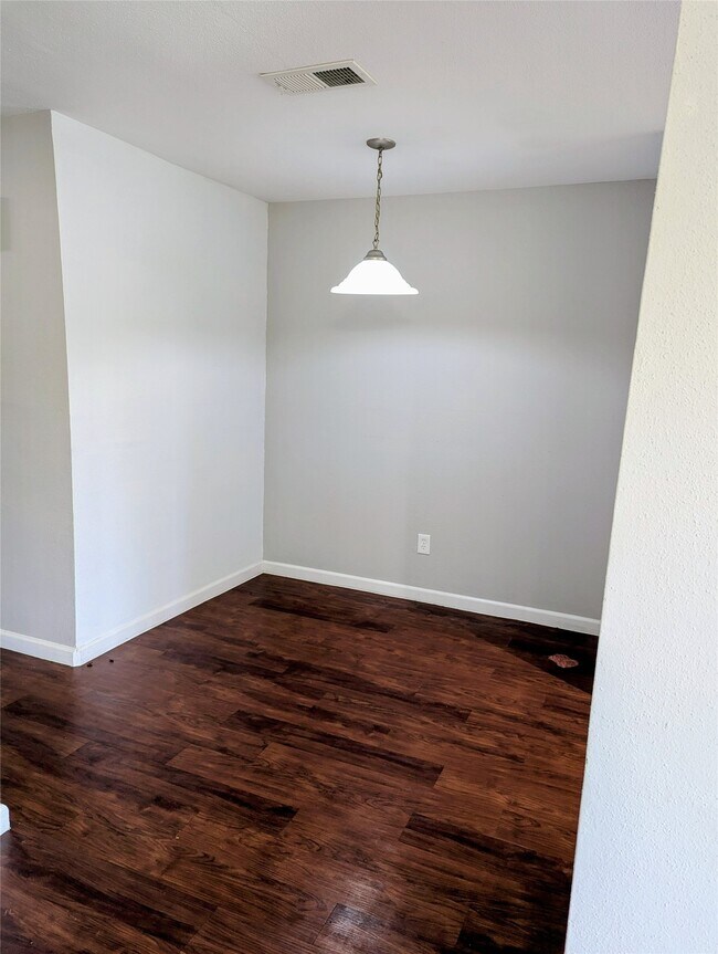 Building Photo - 7661 Fallbrook Dr