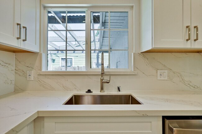 Building Photo - Charming updated 3 bedroom, 1 bathroom hom...