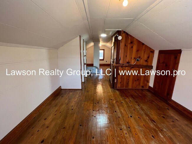 Building Photo - Quaint Two Bedroom Home By Christmas Tree Farm