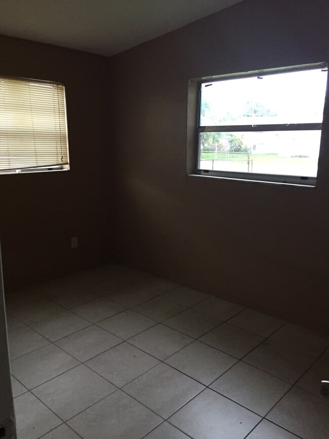 Building Photo - Nice 3-1 house next to SWAP SHOP