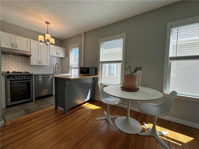 Building Photo - 904 York Ave