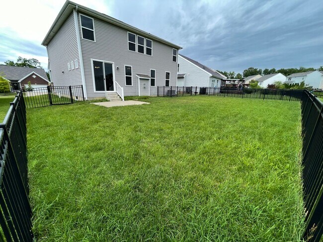 Building Photo - Large Home East Jefferson For Rent