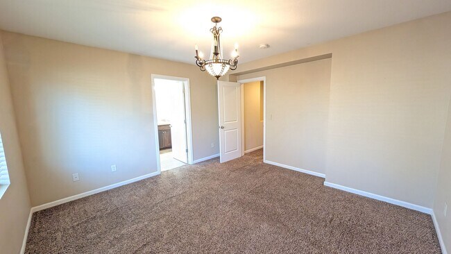 Building Photo - 4 bedroom 2.5 bathroom home