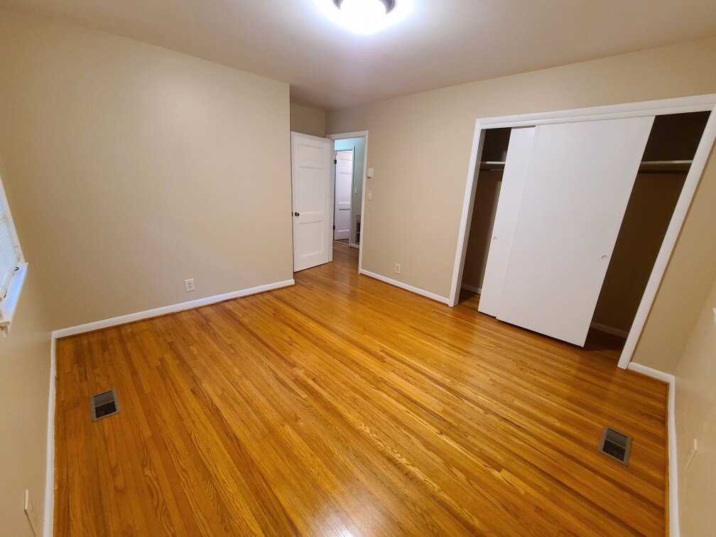 Building Photo - 927 Downey Dr