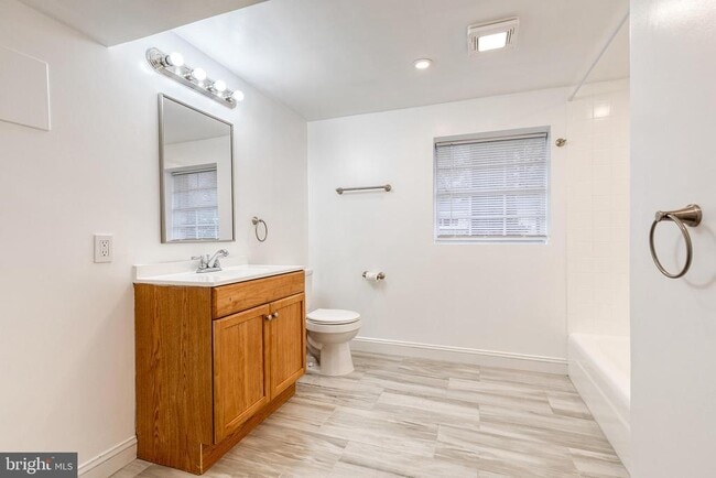 Building Photo - 617 Oak Ln