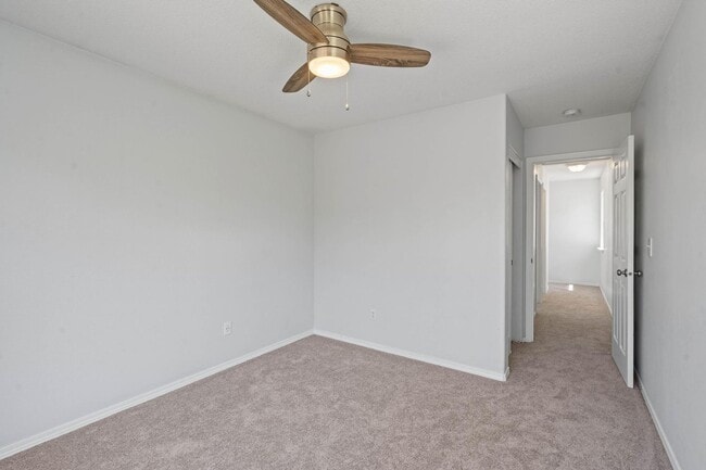 Building Photo - Lovely 3-bdrm/2-bath thin house in Portsmouth. Fenced backyard w/ deck, 1-car garage