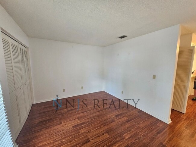 Building Photo - LOCATION LOCATION! 2/2 1234 Sq. Ft. with H...