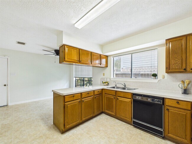 Building Photo - 814 Lochnell Dr