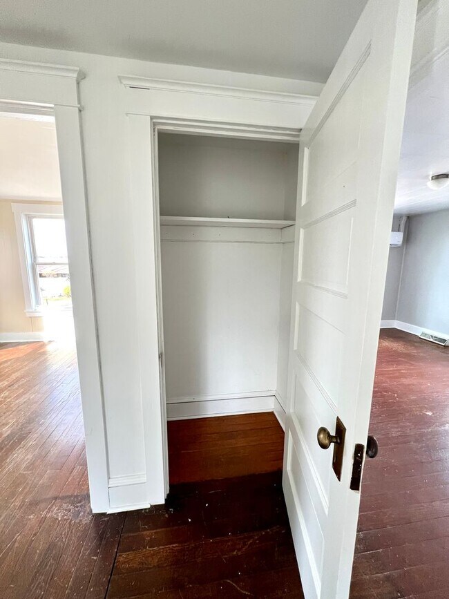 Building Photo - Spacious 3BR Home with Large Yard, Private Driveway & Storage