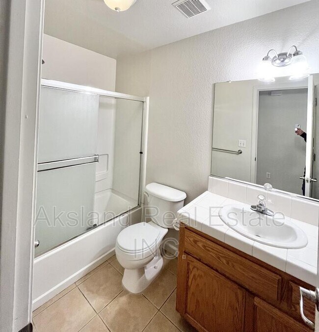 Building Photo - 445 Pearl Pl