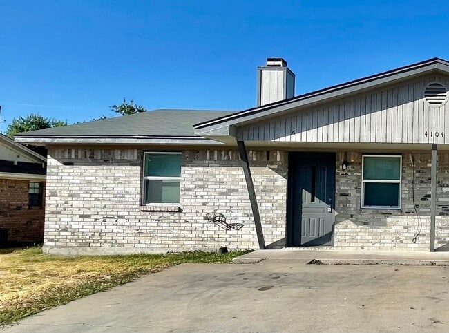 Building Photo - 4104 Shawn Dr