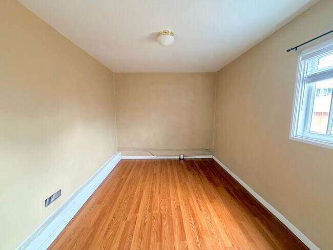 Building Photo - Reno Affordable House 3 Bedroom/1 Bath/ 1 Cat Friendly