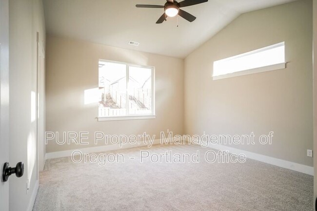 Building Photo - 2659 NE Justus Ave