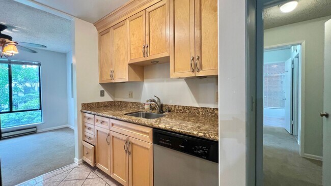 Building Photo - Well-maintained 2bd 1.5 ba  with plenty of...