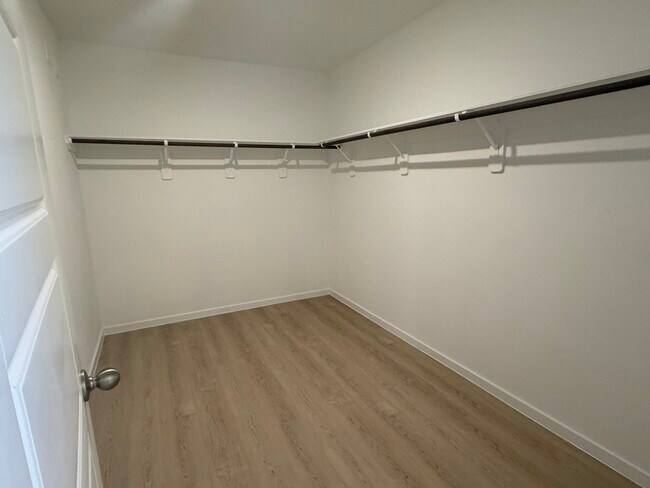 Building Photo - 523 Robin Ct