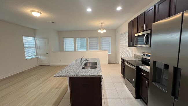 Building Photo - Like New 1/1 Garage Apartment with 1-Car G...