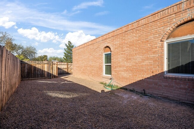 Building Photo - 3032 N Edith Blvd