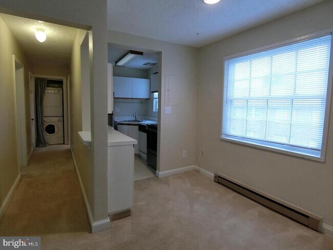 Building Photo - 1734 W Abingdon Dr