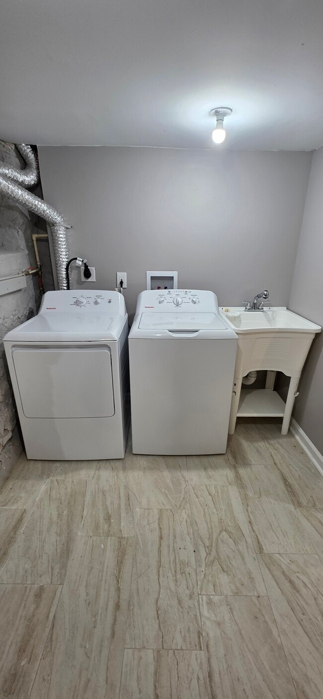 Building Photo - 2461 Shirley Ave